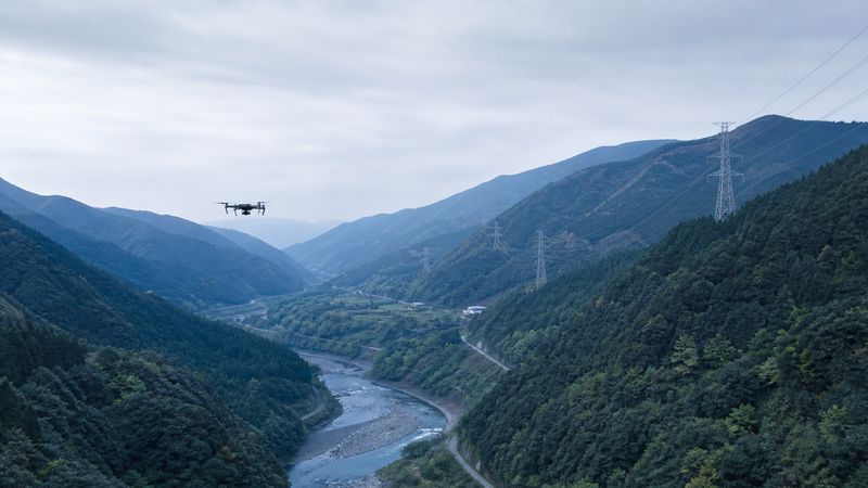 山あいを長距離飛行するドローン