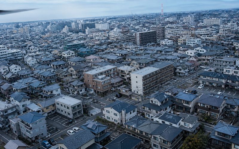 住宅とビルが密集した市街地の上空