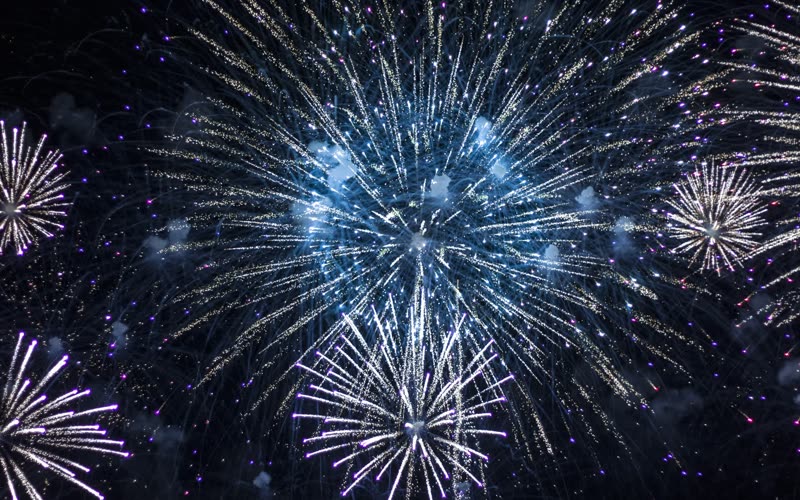 夜空に打ち上がる花火