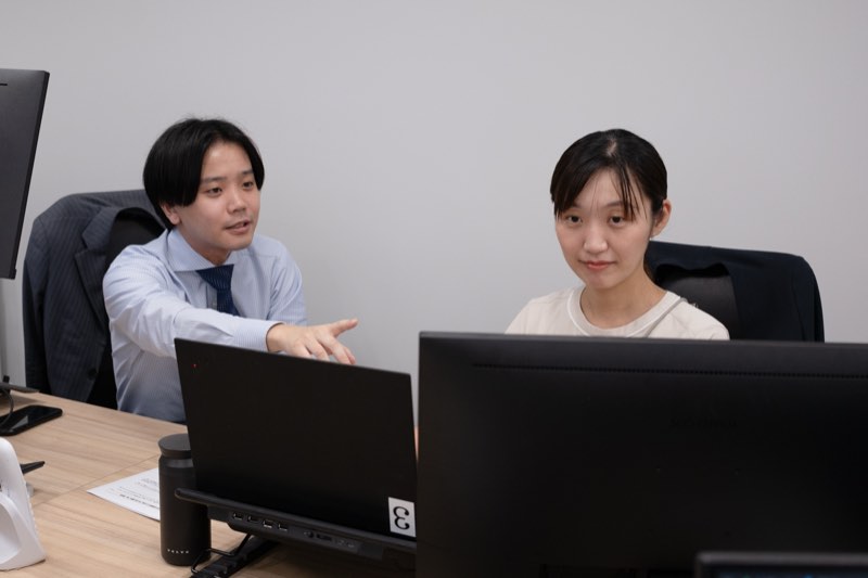 事務所内での打ち合わせ