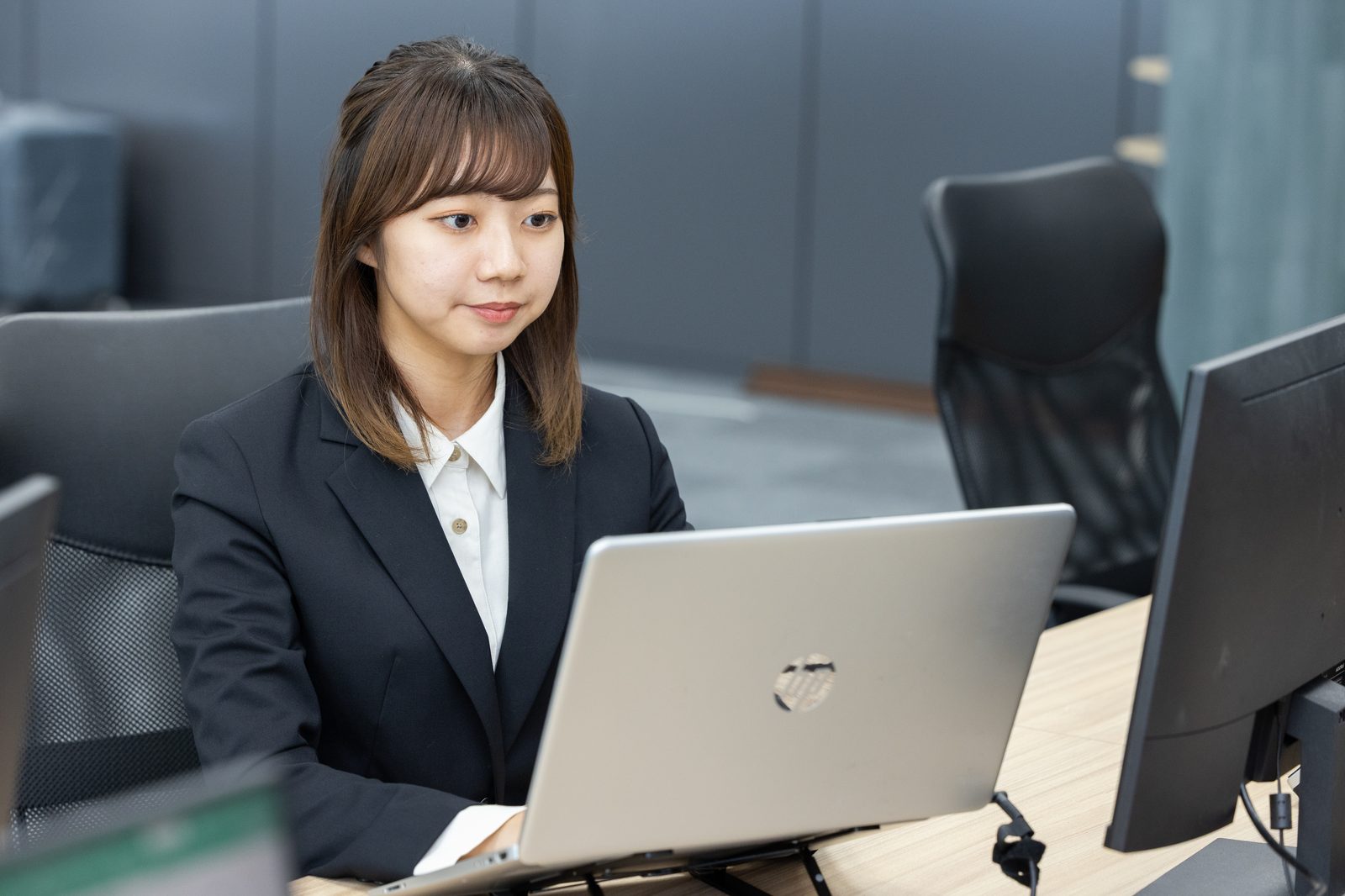 申請書類を作成するスタッフ