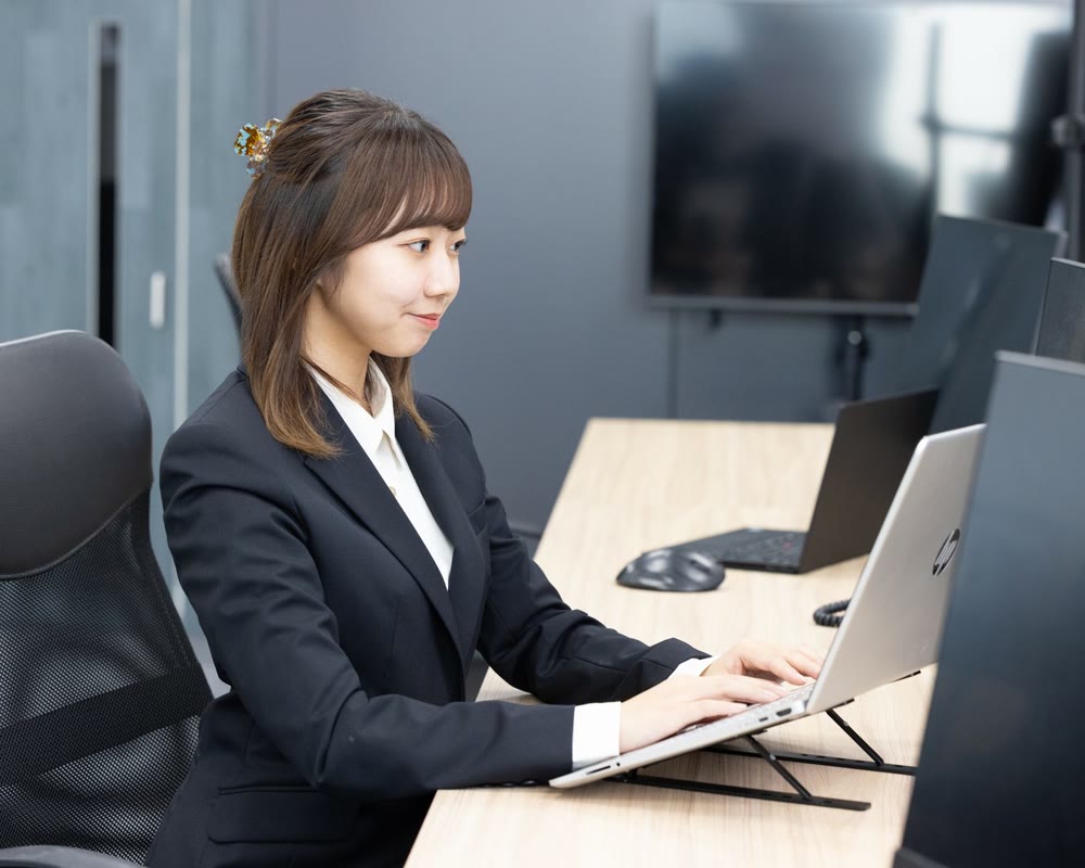 事務所で申請書類を作成するスタッフ